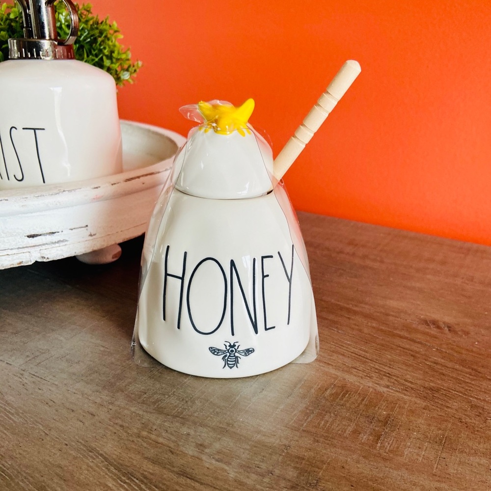 Brand New Rae Dunn 🐝🍯 Honey Pot